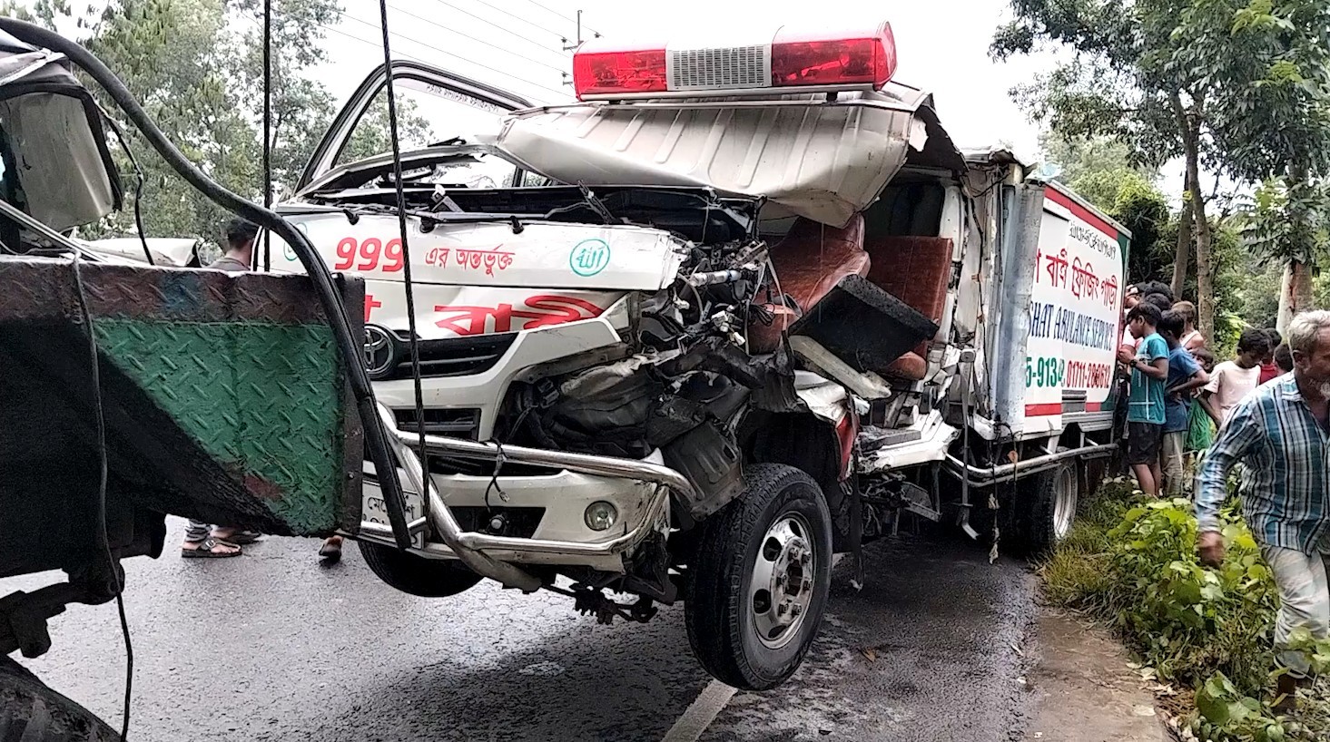 কুমিল্লায় সৌদি প্রবাসীর মরদেহ নিয়ে বাড়ি ফেরার পথে এ্যাম্বুলেন্স দুর্ঘটনায় প্রাণ গেল ২ জনের